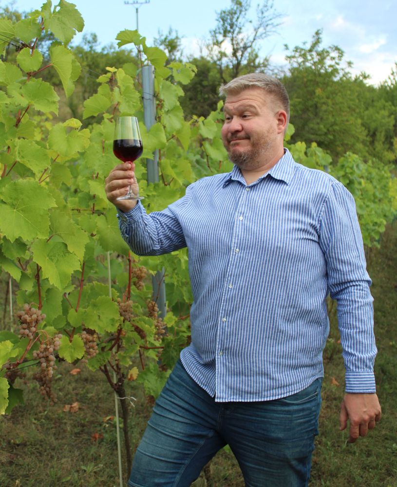 Vinařství Petr Konečný — degustace vína ve vinici